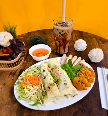 Steamed rice rolls with sliced pork roll, salad and dipping sauce
