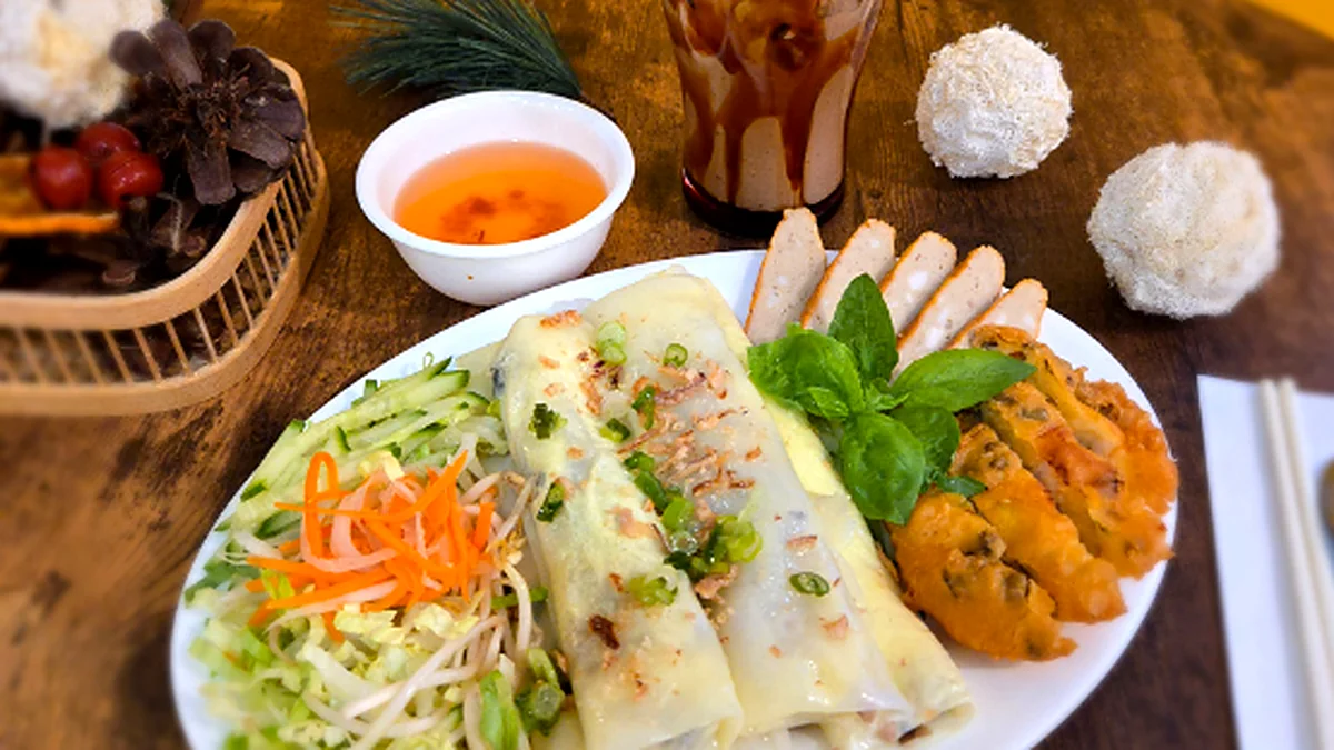 Steamed rice rolls with sliced pork roll, salad and dipping sauce